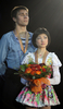 フィギュアスケート09欧州選手権（%%ISU European Figure Skating Championships 2009%%）ペア・フリースケーティング（FS）で2位につけ、総合2位に入り表彰式に臨むロシアの川口悠子（%%Yuko Kawaguchi%%、右）とアレクサンドル・スミルノフ（%%Alexander Smirnov%%）。（2009年1月21日撮影）(c)AFP/OLIVIER MORIN