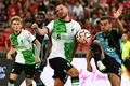 サッカー親善試合、リバプール対レスター・シティ。レスター・シティのハリー・ウィンクス（右）とボールを競るリバプールのアレクシス・マック・アリスター（中央、2023年7月30日撮影）。(c) Mohd RASFAN / AFP