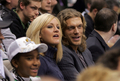 写真は、試合を観戦するプロレス団体%%WWE%%所属のスーパースター、エッジ（%%Edge%%）。(c)AFP/Getty Images Bruce Bennett