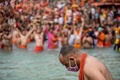 ヒンズー教の大祭「クンブメーラ」が行われているインド北部ハリドワールで、マスクを着けてガンジス川で沐浴（もくよく）する聖人（2021年4月12日撮影）。(c)Xavier GALIANA / AFP