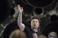 米カリフォルニア州の宇宙開発企業「スペースX」本社で、民間人向け月周遊旅行計画について発表するイーロン・マスク氏（2018年9月17日撮影）。(c)DAVID MCNEW / AFP