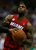 12-13NBA、プレーオフ1回戦（7回戦制）、マイアミ・ヒート（Miami Heat）対ミルウォーキー・バックス（Milwaukee Bucks）。試合に臨むマイアミ・ヒートのレブロン・ジェームズ（LeBron James、2013年4月28日撮影）。(c)AFP/Getty Images/Jonathan Daniel