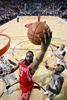 14-15NBA、ニューオーリンズ・ペリカンズ対ヒューストン・ロケッツ。得点を狙うヒューストン・ロケッツのジェームス・ハーデン（2015年3月25日撮影）。(c)AFP/Getty Images/NBAE/Layne Murdoch Jr.