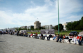 ギリシャの港町テッサロニキ（Thessaloniki）でギネス世界記録（Guinness World Records）に認定された「世界で最も大きなソファ」に座る人びと（2009年5月9日撮影）。(c)AFP/Sakis MITROLIDIS