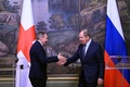 ロシア首都モスクワで握手を交わすセルゲイ・ラブロフ外相（右）と赤十字国際委員会（ICRC）のペーター・マウラー総裁（2022年3月24日撮影）。(c)Kirill KUDRYAVTSEV / POOL / AFP
