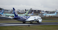 全日本空輸（All Nippon Airways、ANA）に25日引き渡された米航空機大手ボーイング（Boeing）の新世代旅客機「ボーイング787ドリームライナー（Boeing 787 Dreamliner）」1号機が28日、東京・羽田空港に到着した。

前日、明け方の曇り空のもと、予定より45分遅れで米ワシントン（Washington）州エバレット（Everett）のペインフィールド（Paine Field）空港を離陸した787は28日午前9時過ぎ、羽田空港に到着。多くの報道陣、航空ファンらに迎えられた。

1機平均2億200万ドル（約155億円）、乗客定員は330席。当初の予定では2008年初めに最初の機体が全日空に納入される予定だった。ボーイングにとってドリームライナーは、軽量化を図った中型旅客機の成功を賭けた存在でもある。

全日空は来月26日、成田発香港行きの便で、787を世界で初めて導入する。その後、羽田－北京（Beijing）や羽田－フランクフルト（Frankfurt）線でも運航していく。

写真は米ワシントン州エバレットのペインフィールド空港の滑走路で離陸準備に入るボーイング787ドリームライナー1号機（2011年9月27日撮影）。(c)AFP/KEVIN P. CASEY