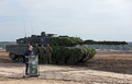 ドイツ北部オステンホルツの基地で同国の主力戦車「レオパルト2」の横で演説するオラフ・ショルツ首相（2022年10月17日撮影）。(c)Ronny Hartmann / AFP