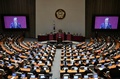 韓国の国会で予算案を発表する文在寅大統領（中央、2019年10月22日撮影）。(c)JUNG YEON-JE/pool/AFP