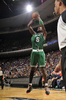 09-10NBA、オーランド・マジック（%%Orlando Magic%%）対ボストン・セルティックス（%%Boston Celtics%%）。試合はセルティックスが86-77で勝利した。写真はシュートを放つセルティックスのケビン・ガーネット（%%Kevin Garnett%%）。（2009年12月25日撮影）(c)AFP/Getty Images/NBAE/Fernando Medina