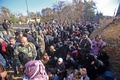 シリア北部アレッポで、戦闘を逃れ、政府軍側部隊が管理する検問所に集まる住民（2016年12月8日撮影）。(c)AFP/Youssef KARWASHAN