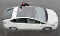 【4月3日 AFP】トヨタ自動車（%%Toyota Motor%%）は3日、静岡県駿東郡小山町の富士スピードウェイ（%%Fuji Speedway%%）で行ったハイブリッド車「プリウス」新型版の試作車走行を、報道陣に公開した。

　また、大量生産車としては世界最高燃費となるガソリン１リットル当たり38キロの走行距離を、新型「プリウス」が達成したと発表した。

　トヨタは、1.8リットルエンジンと出力を増強したモーターを搭載した新型「プリウス」を、第3世代ハイブリッド車と位置づけている。新型「プリウス」の店頭発売は5月の予定。

　写真は、報道陣が試乗するトヨタのハイブリッド車「プリウス」の新型試作車（2009年4月3日撮影）。(c)AFP/Toru YAMANAKA