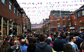 英イングランド中部ダービーシャー（Derbyshire）州アッシュボーン（Ashbourne）で21日から2日間、恒例のフットボール大会、｢ロイヤル・シュローブタイド・フットボール（Royal Shrovetide Football）｣が行われた。
　
　毎年、キリスト教「灰の水曜日（Ash Wednesday）」に行われる、このフットボール大会は、町全体をピッチに見立て、約5キロ離れたゴールを目指し、数千人の住民がひとつのボールを追いかけて町中を走り回る豪快なスポーツで、数世紀をさかのぼる伝統を持つ。

　アッシュボーンの住民たちは、街の真ん中を流れるヘンモア（Henmore）川を境に、｢アッパーズ（Up’ards、上手チーム）｣と｢ダウナーズ（Down’Ards、下手チーム）｣に別れて試合を行う。

　写真は、大会のスタートを待つ人びと（2012年2月21日撮影）。(c)AFP/PAUL ELLIS