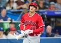 23MLB、トロント・ブルージェイズ対ロサンゼルス・エンゼルス。初回に死球を受けて出塁するロサンゼルス・エンゼルスの大谷翔平（2023年7月29日撮影）。(c)Mark Blinch/Getty Images/AFP