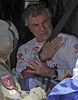 ダカールラリー2014（Dakar Rally 2014）第10ステージ。ヘリコプターで医療施設に搬送されるレッドブルSMG（Red Bull SMG）のカルロス・サインツ（Carlos Sainz、2014年1月15日撮影）。(c)AFP/FRANCK FIFE