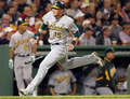 09MLB、ボストン・レッドソックス（%%Boston Red Sox%%）対オークランド・アスレチックス（%%Oakland Athletics%%）。試合はレッドソックスが5-2で勝利した。写真は5回、本塁を踏むアスレチックスのライアン・スウィーニー（%%Ryan Sweeney%%）。（2009年7月7日撮影）(c)AFP/Getty Images/Elsa