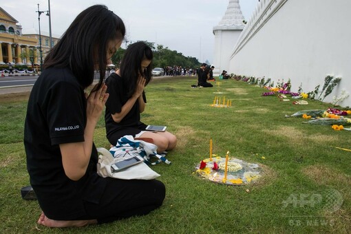 黒い服でプミポン国王への弔意示す市民、タイ 写真20枚 国際ニュース