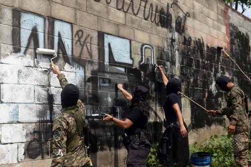 対ギャング作戦、警察と軍が落書き一斉除去 エルサルバドル 写真20枚 国際ニュース：AFPBB News