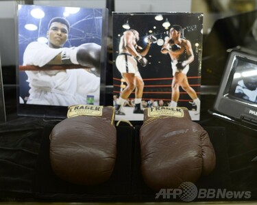 アリ氏の伝説のグローブ、約84万ドルで落札 写真1枚 国際ニュース