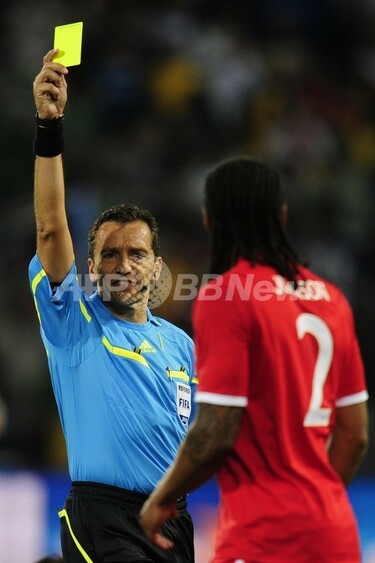 W杯誤審騒動の主審4人、準々決勝以降の担当審判から外れ帰国へ 写真2枚
