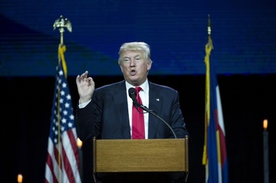 トランプ氏、ダラス狙撃事件受け選挙集会中止 「人種間の緊張悪化」