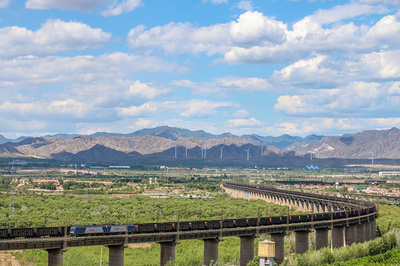 中国の大秦鉄道 貨物輸送量が累計80億トン超に