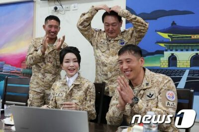 笑顔の韓国大統領夫妻、背後は「無断使用」の絵だった