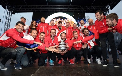 サッカーW杯の雪辱！ デ杯クロアチア代表が凱旋、熱烈歓迎受ける