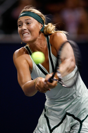 シャラポワが準決勝に進出、LA女子テニス選手権