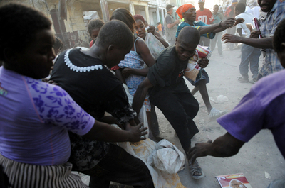 ハイチ大地震死者17万人に、略奪が横行