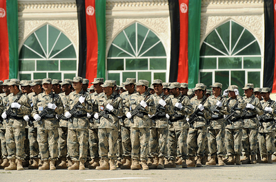 アフガンの軍事パレード攻撃、議員1人含む3人死亡