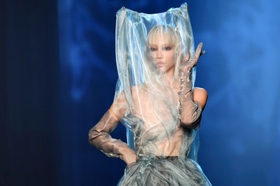 乳首にも自由を！ゴルチエ、最新コレクションに込めたメッセージ