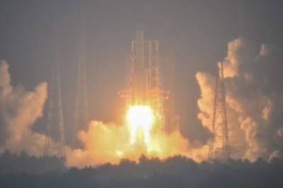 中国探査機、月裏側で世界初の試料採取 離陸にも成功
