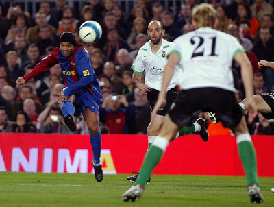 ＜サッカー リーガエスパニョーラ＞バルセロナ ロナウジーニョの2得点でラシンに勝利 - スペイン