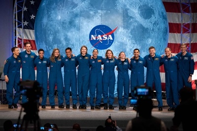 NASA、宇宙飛行士候補生の公開卒業式を開催