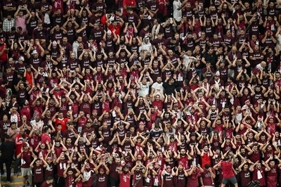 カタールではマスクなしのW杯観戦、中国で「ゼロコロナ」政策に疑問の声