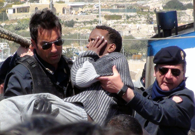 リビア脱出の小型船が転覆、20人死亡 130人不明