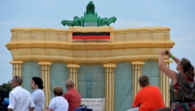 宙に浮く蒸気機関車、国際気球フェスティバル開幕 ドイツ