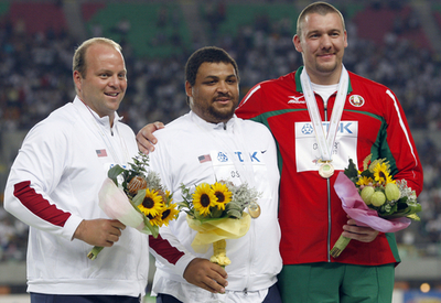 男子砲丸投げのメダル授与式が行われる