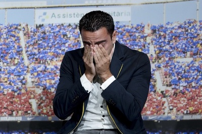 今季限りで退団のシャビが涙、FCバルセロナがお別れ会を開催