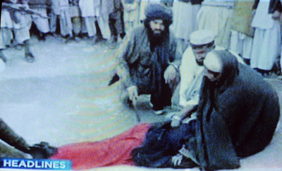 女性むち打ちの映像、パキスタン当局が捜査へ