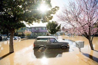 豪雨による洪水で大規模な避難命令 米カリフォルニア州