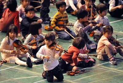 世界の子ども2000人がバイオリン合奏、「スズキ・メソード」世界大会