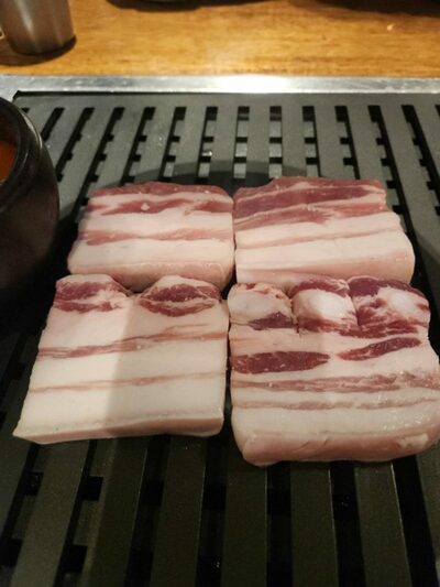 韓国・済州に続き釜山でも「脂身」…肉4切れで3400円、非難殺到