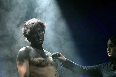 「金融恐慌」パフォーマンスアート、燃やした紙幣の灰全身に