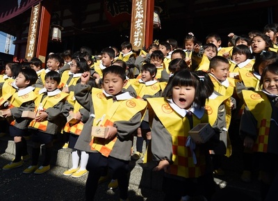 東京・浅草寺で節分の豆まき、園児350人も参加