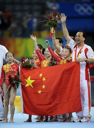 中国 体操女子団体で五輪初の金メダル獲得