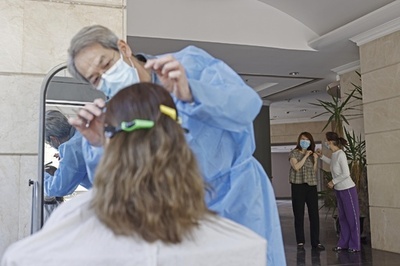 外出自由、まずは散髪！ 外出制限解除の上海市民