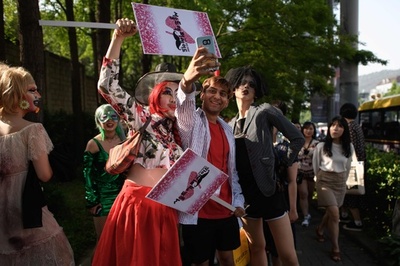 ソウルでドラァグクイーン・パレード、韓国で初