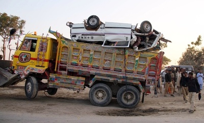 スクールバスとトラックが衝突、子ども19人死亡 パキスタン