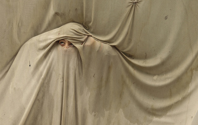 【今日の1枚】カーテン越しに外をうかがう パレスチナ